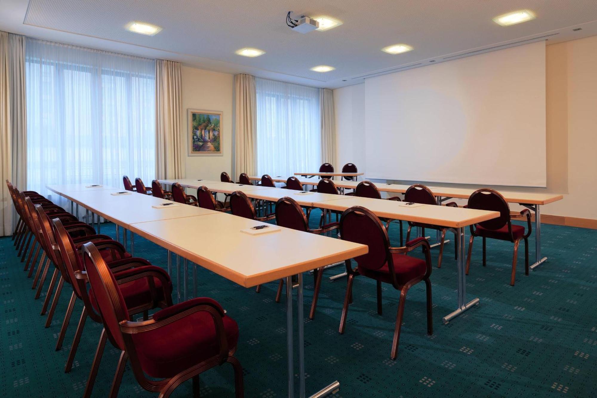Sheraton Carlton Nuernberg Exteriör bild A typical classroom layout
