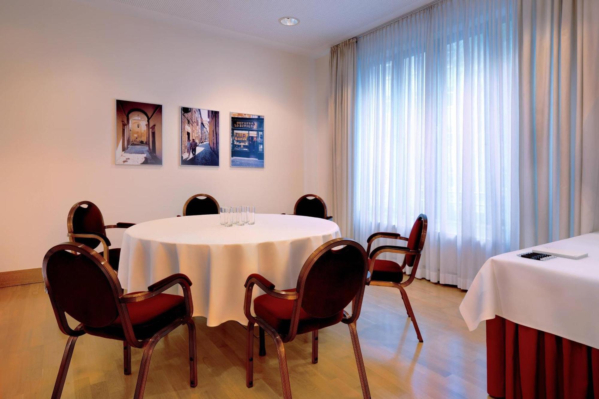 Sheraton Carlton Nuernberg Exteriör bild A meeting room at the hotel